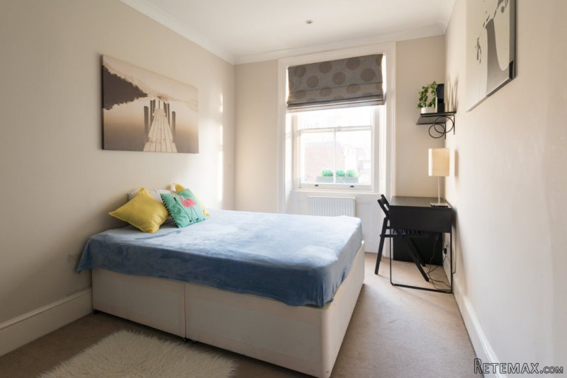 Single with double bed near Warwick..