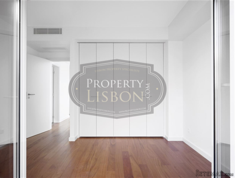 T6 Lisbon Apartment for Sale, Santo..