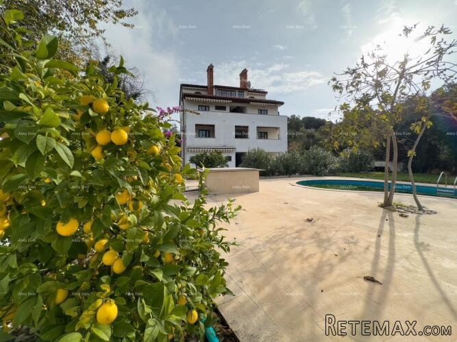 Prodajemo kuću sa sedam apartmana na velikoj okućnici sa b..