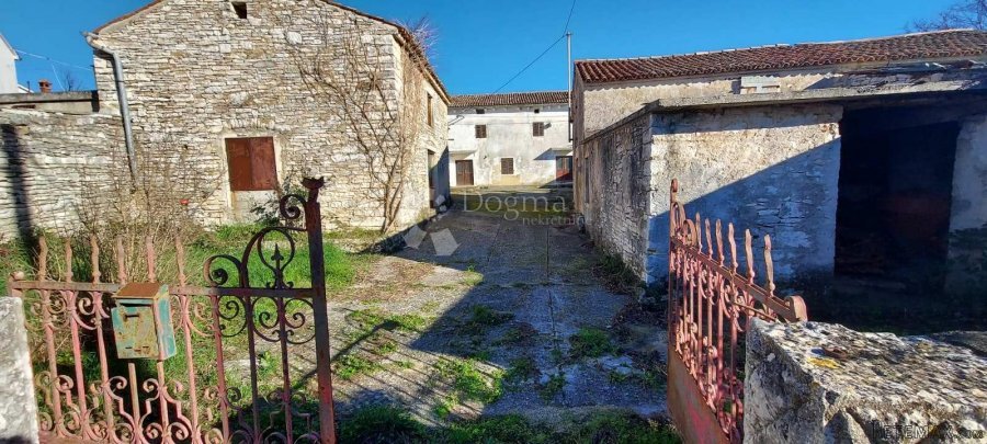 Stara kamena kuća, 2 zgrade i građevinsko zemljište 1000m2 D - 2