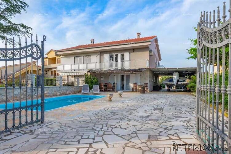 Izvrsna prilika! Prodaja - atraktivna dvojna kuća s bazenom..