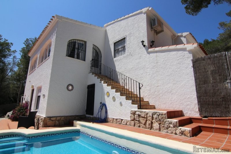 Lovingly refurbished property in quiet..