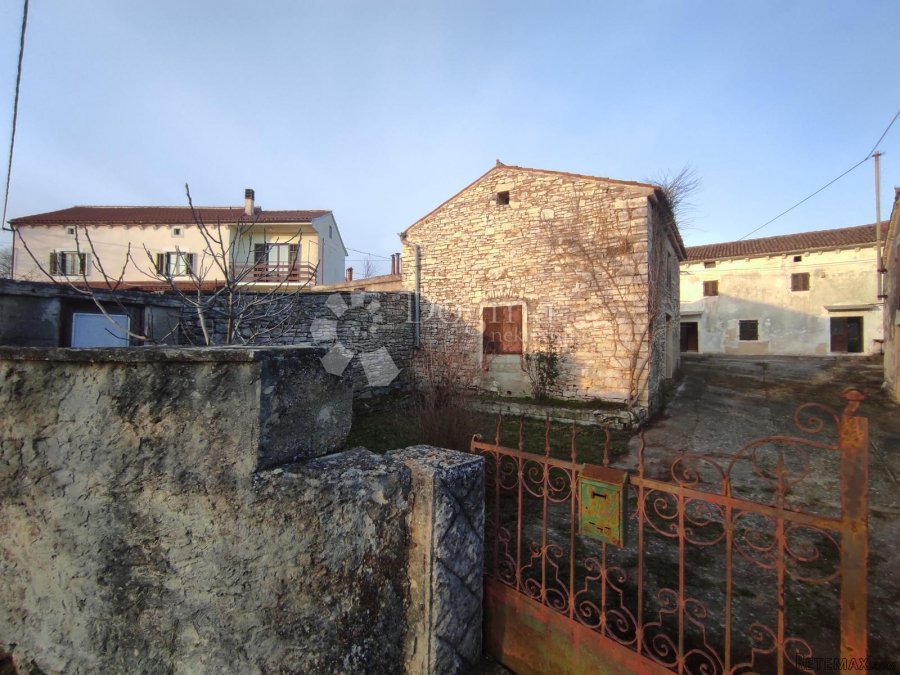 Stara kamena kuća, 2 zgrade i građevinsko zemljište 1000m2 D - 7