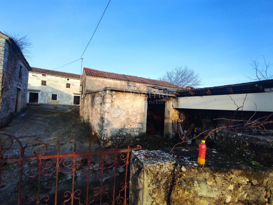 Stara kamena kuća, 2 zgrade i građevinsko zemljište 1000m2 D - 8