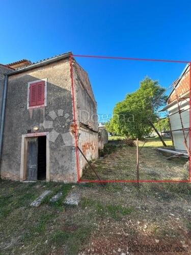 PRILIKA! Kuća u nizu za renovaciju s velikom okućnicom - 2