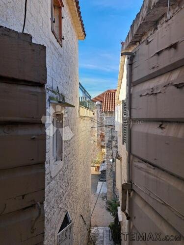 TROGIR- KUĆA U STAROJ JEZGRI GRADA