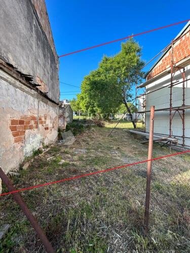 PRILIKA! Kuća u nizu za renovaciju s velikom okućnicom - 3