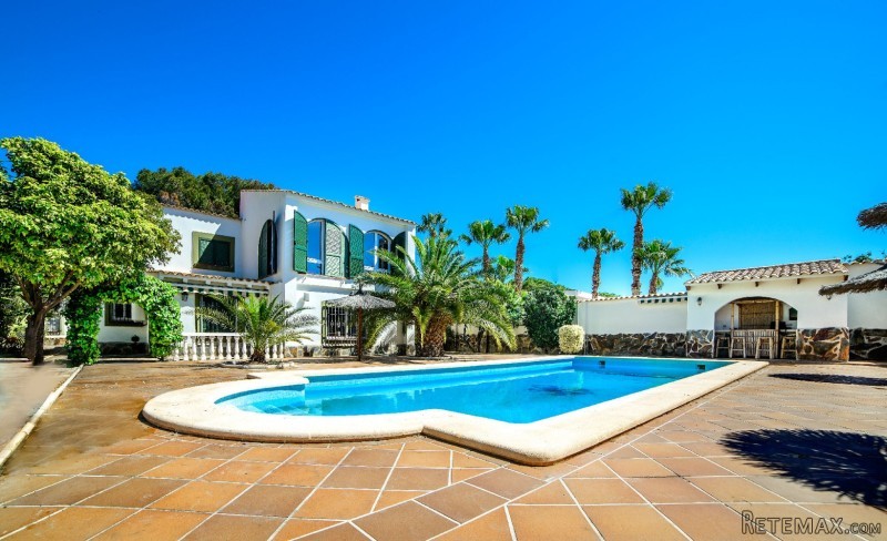 5 Bedrooms - Villa - Alicante - For Sale