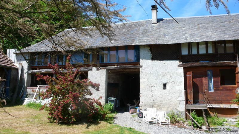 Village House With Lots Of Income.. - 2