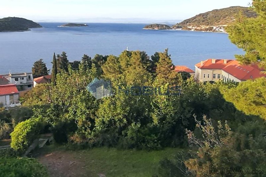 Vis - centar, građevinsko zemljište 1400 m2 / 50 m od mora