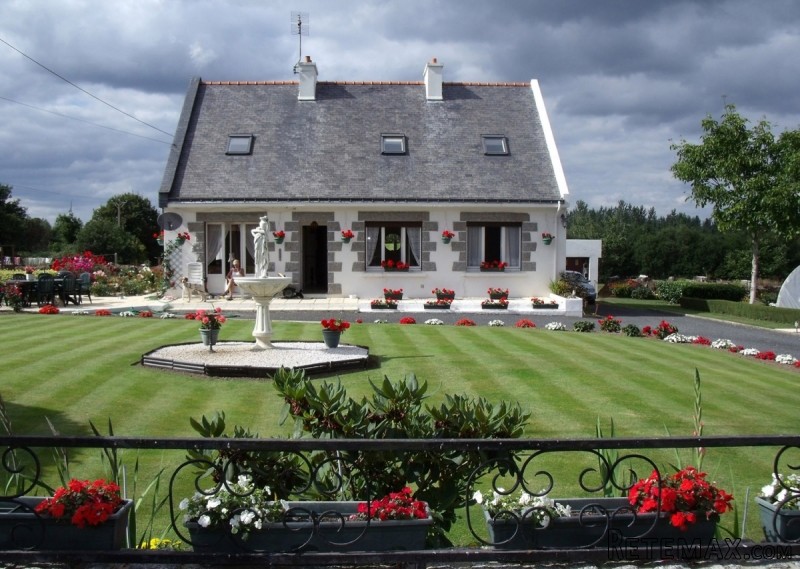 Detached House with Landscaped Gardens