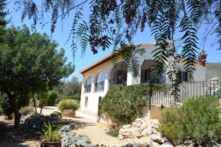 Impressive villa situated on a flat plot within walking.. - 2