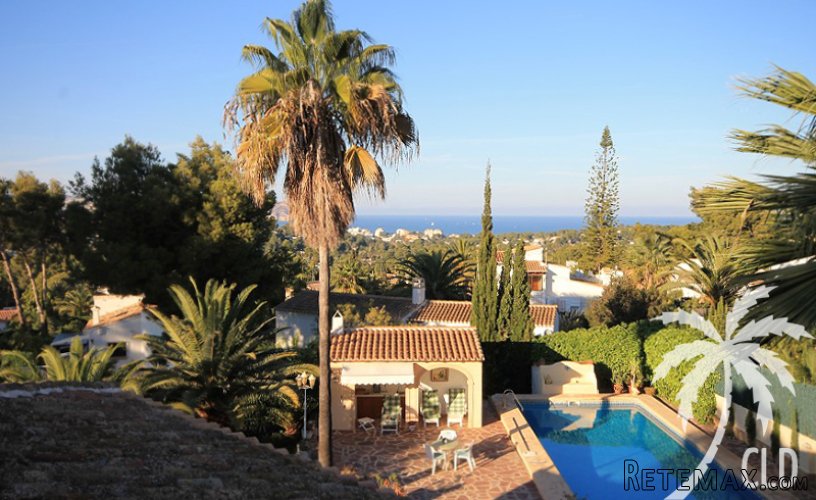 Spacious 5 bedroom villa with sea views in the sought after.. - 2