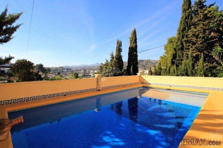 This villa is distributed over two levels linked via both.. - 2
