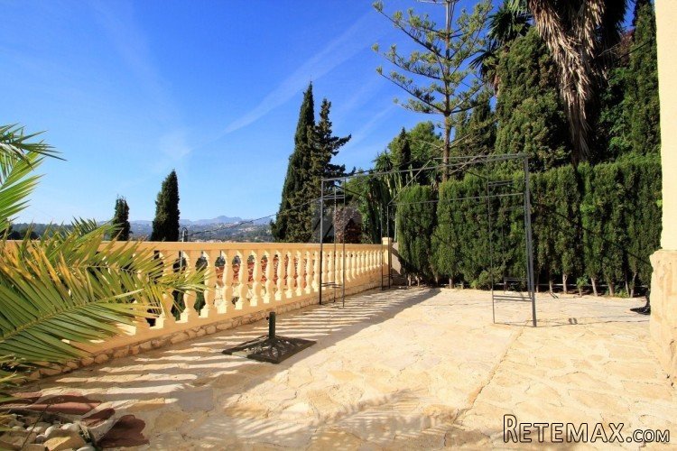 This villa is distributed over two levels linked via both.. - 3