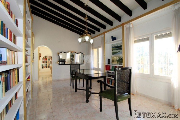 This villa is distributed over two levels linked via both.. - 4