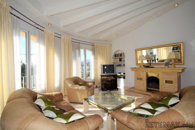 This villa is distributed over two levels linked via both.. - 5