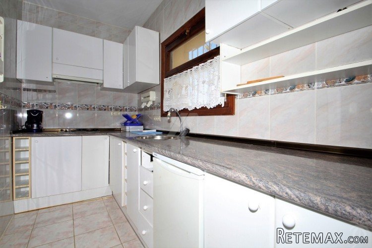 This villa is distributed over two levels linked via both.. - 6