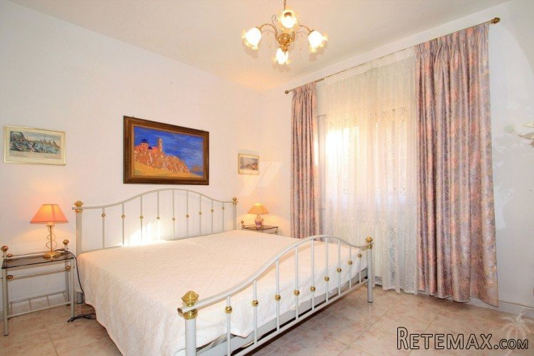 This villa is distributed over two levels linked via both.. - 8