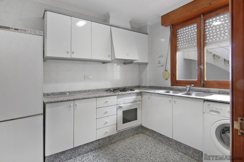2 apartments and a garage in the centre.. - 2