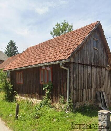 Drvena starina na parceli od 600 m2 u Ogulinu