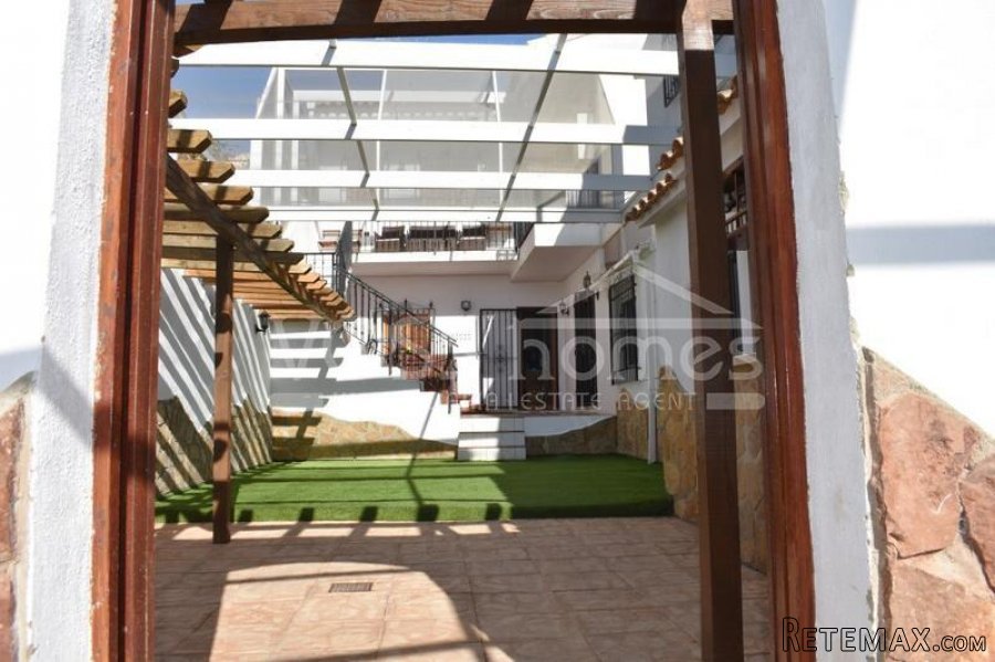A very large & impressive village house. The main house has.. - 5