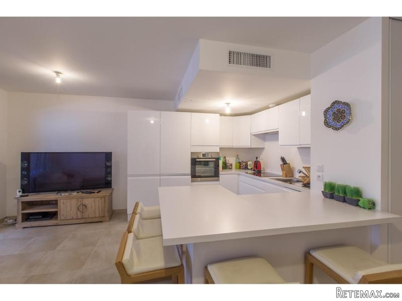 Modern 2 Bed Apartment Located In A..