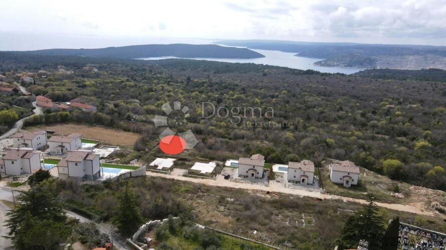 Parcela sa građevinskom dozvolom i plaćenim komunalijama