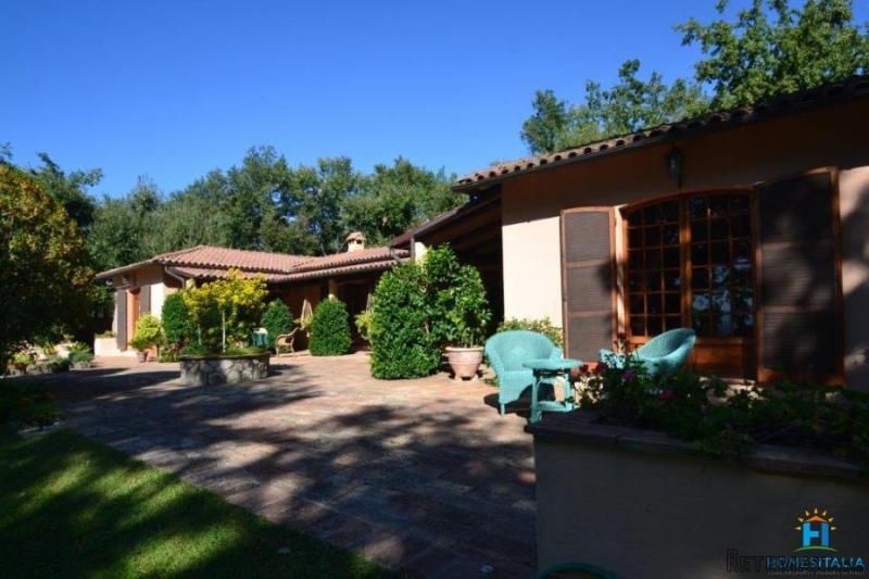 Marvellous villa with pool and land