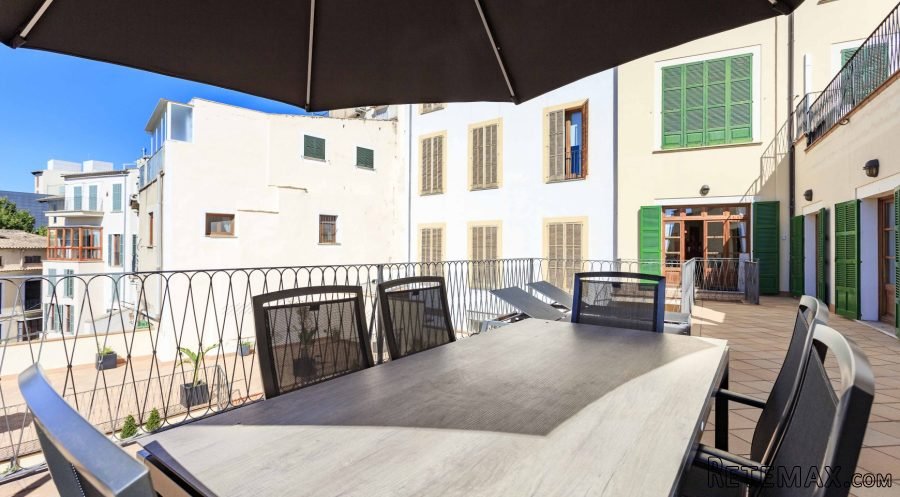 Situated on the 2nd floor of a building with lift on the Pl..