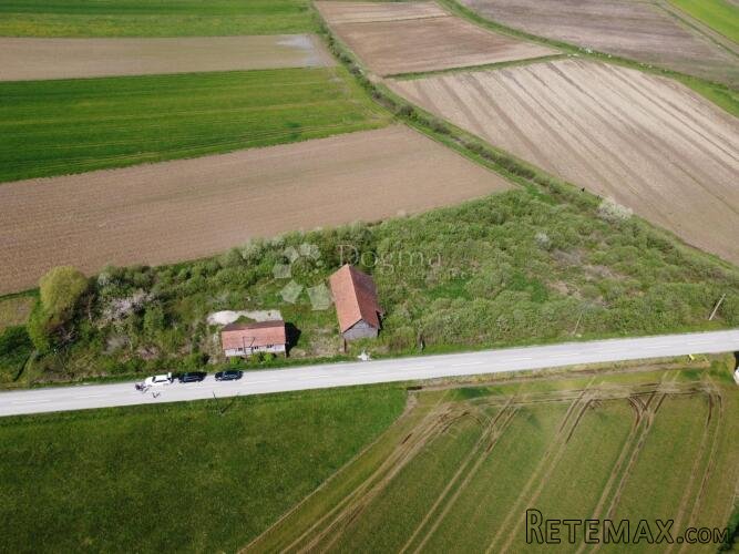Kuća velike okućnice sa idejnim projektom