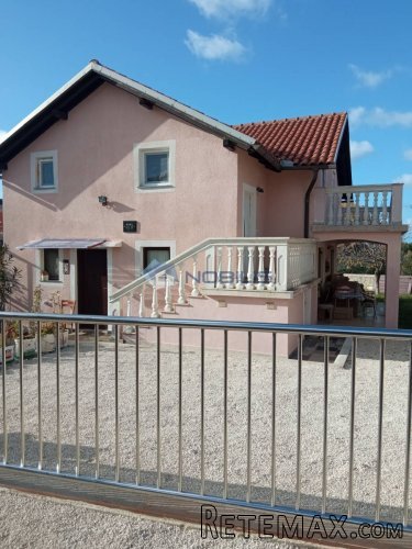 Peroj,stan u kući,70m2,dn+kuh.+blag+2kupat.+s.soba,terasa
