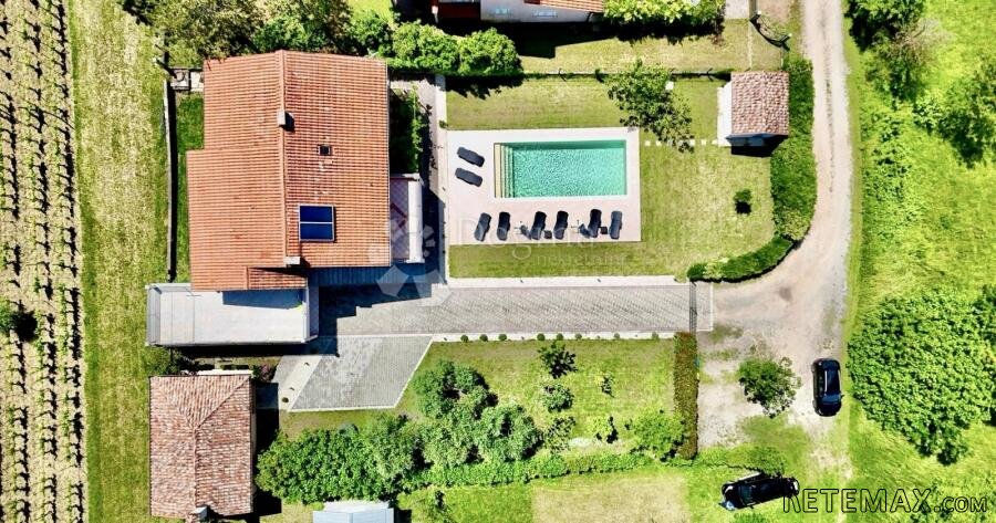 KUĆA SA 3 STANA I BAZENOM NA TOP LOKACIJI - 3