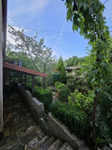 Rijeka, Marčelji - kuća s dva stana, garažom i vrtom