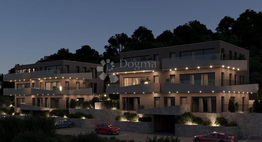 LUKSUZAN TROSOBAN STAN S POGLEDOM NA OTOK KRAPANJ