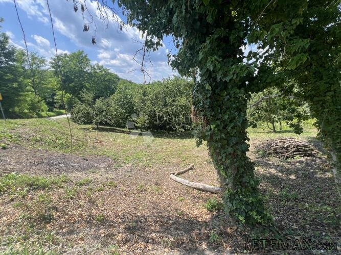 Sekirišće - zemljište 3.570 m2 s dvije građevinske parcele i - 2
