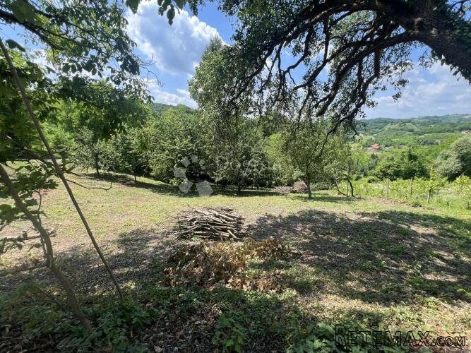 Sekirišće - zemljište 3.570 m2 s dvije građevinske parcele i - 3