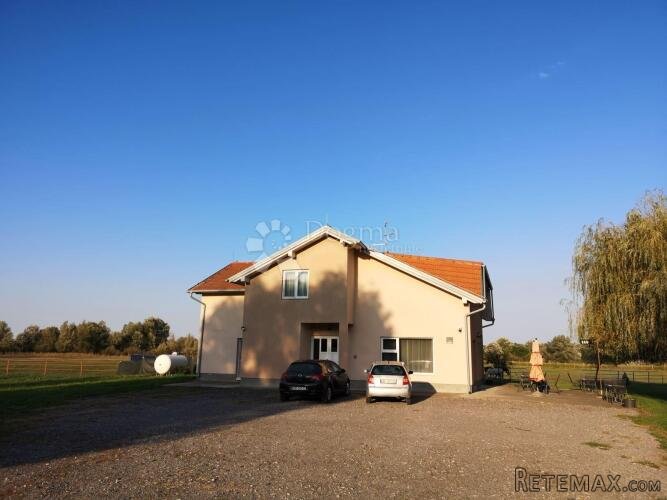 Ekskluzivno imanje s pansionom i konjičkim centrom