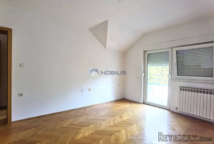 Bjelovar (Centar) 4-sobni stan, 116,75 m2 + 101,33 m2 TAVAN - 2