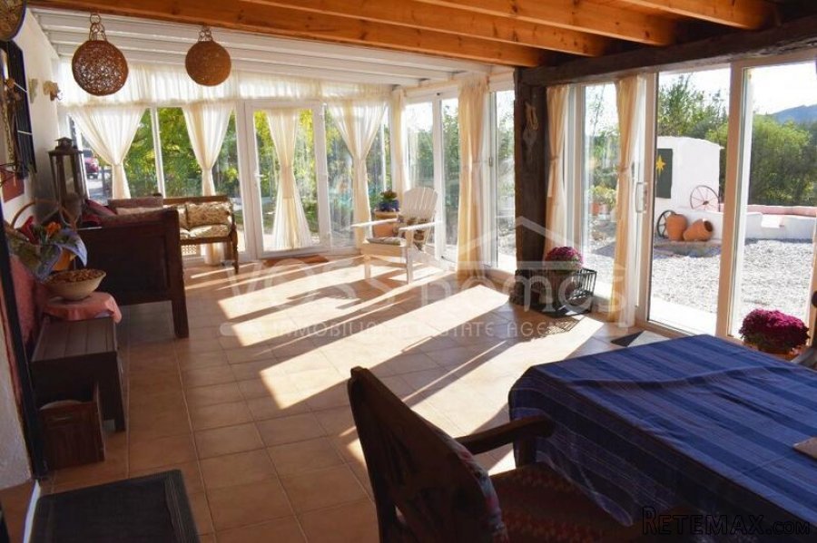 EXCLUSIVE LISTING - A beautifully renovated, private, 2.. - 3