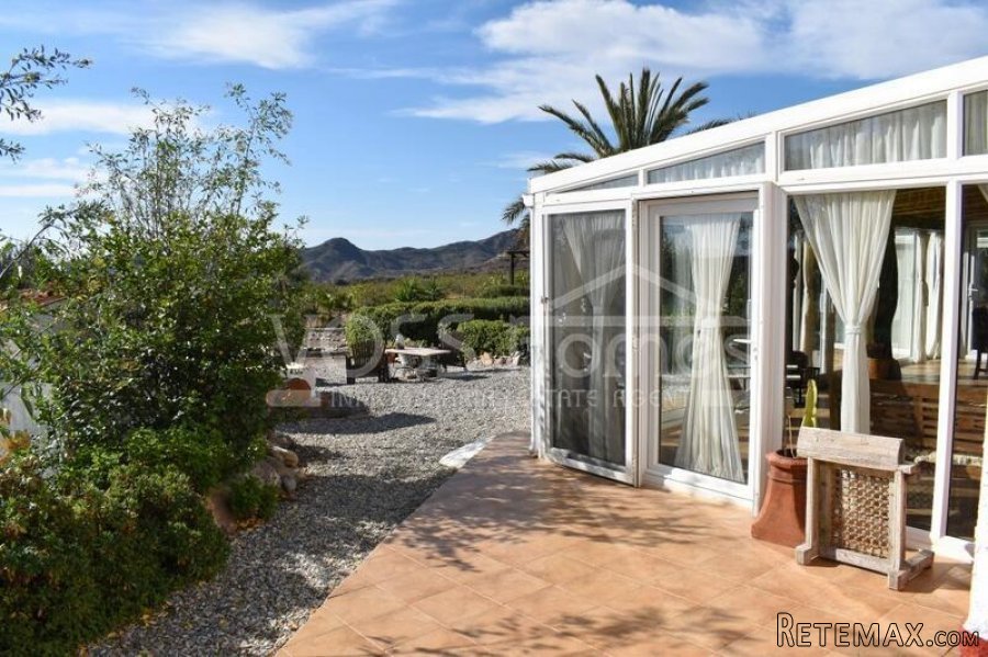 EXCLUSIVE LISTING - A beautifully renovated, private, 2.. - 8