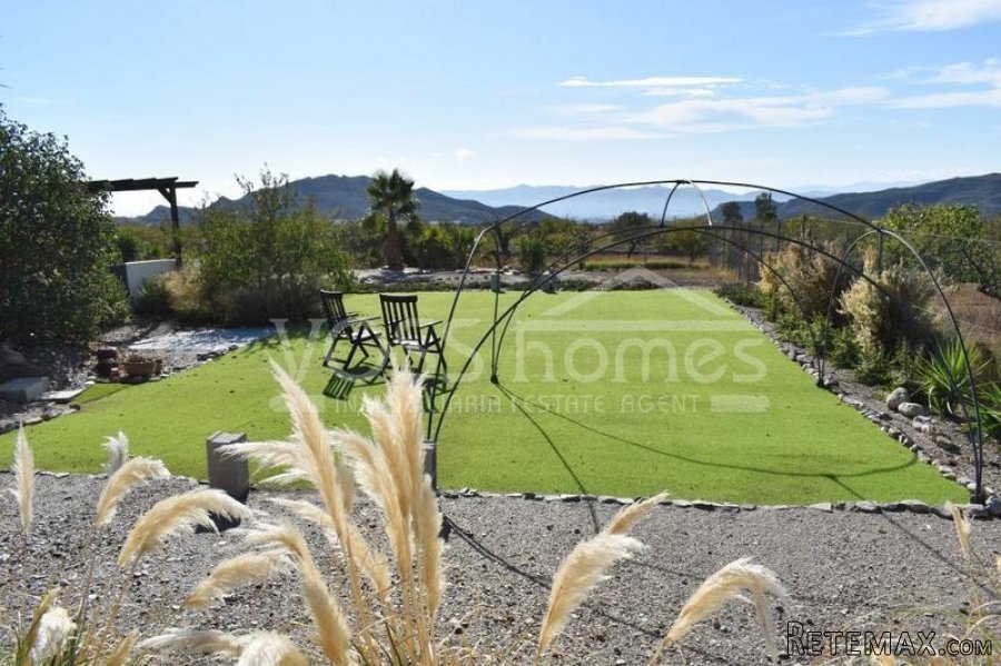 EXCLUSIVE LISTING - A beautifully renovated, private, 2.. - 10