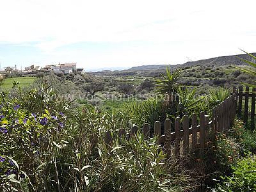 A large, uniquely designed 2 storey, 4 bed, 3 bath villa of.. - 2