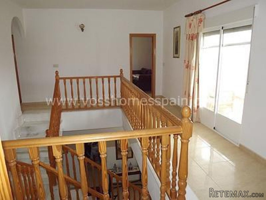 A large, uniquely designed 2 storey, 4 bed, 3 bath villa of.. - 4
