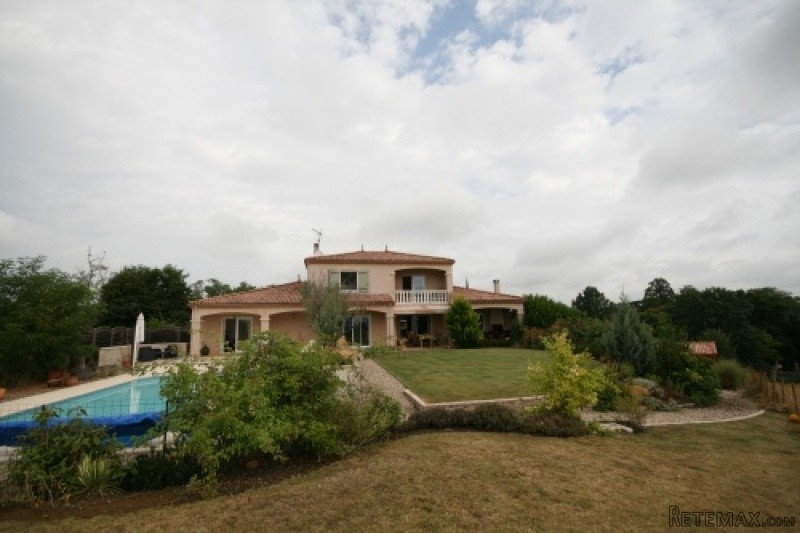 Contemporary villa with 4 beds/3 baths..