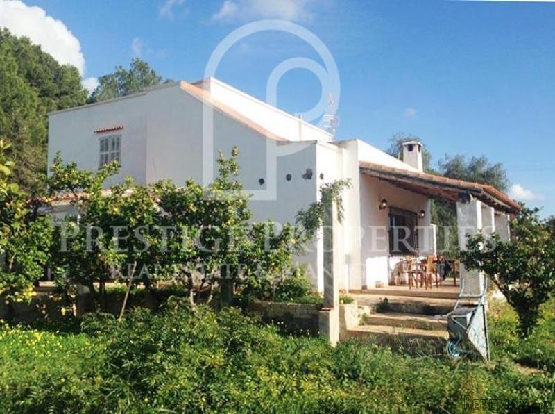 3 bedroom country house with views of..