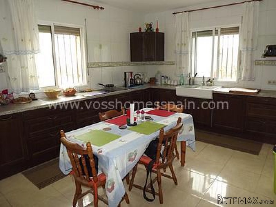 A large, uniquely designed 2 storey, 4 bed, 3 bath villa of.. - 5