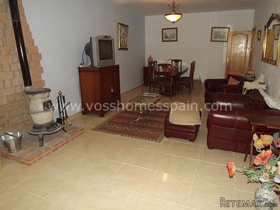 A large, uniquely designed 2 storey, 4 bed, 3 bath villa of.. - 6