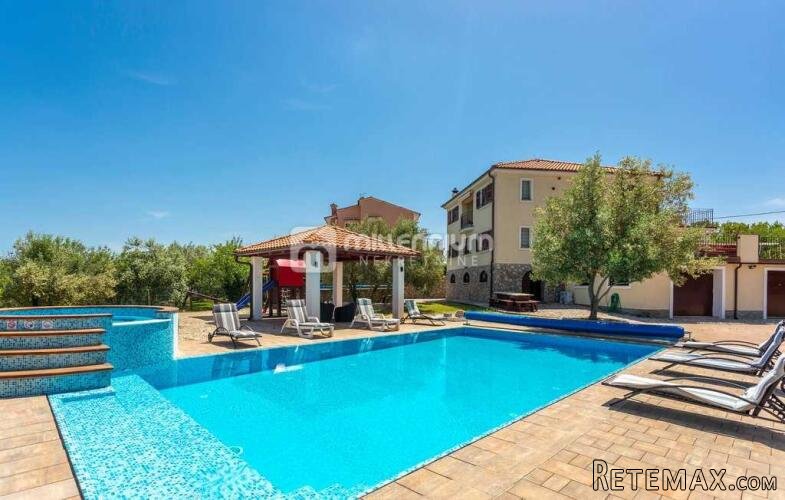 Otok Krk, Dobrinj, 300m2, samostojeća kuća s bazenom i v..