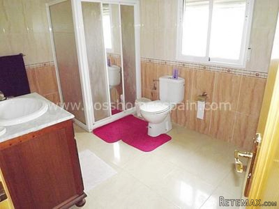 A large, uniquely designed 2 storey, 4 bed, 3 bath villa of.. - 9